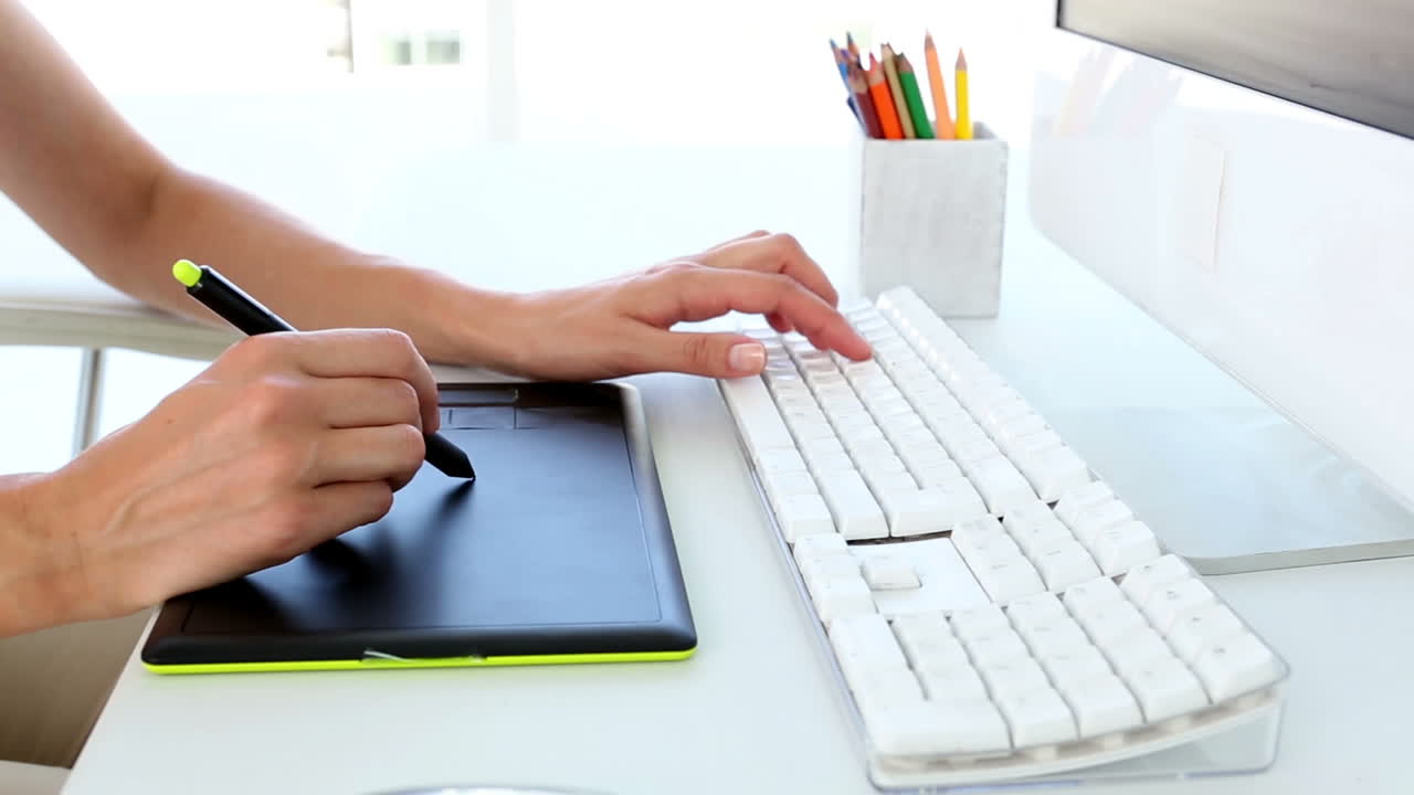 diseñador gráfico que utiliza el digitalizador