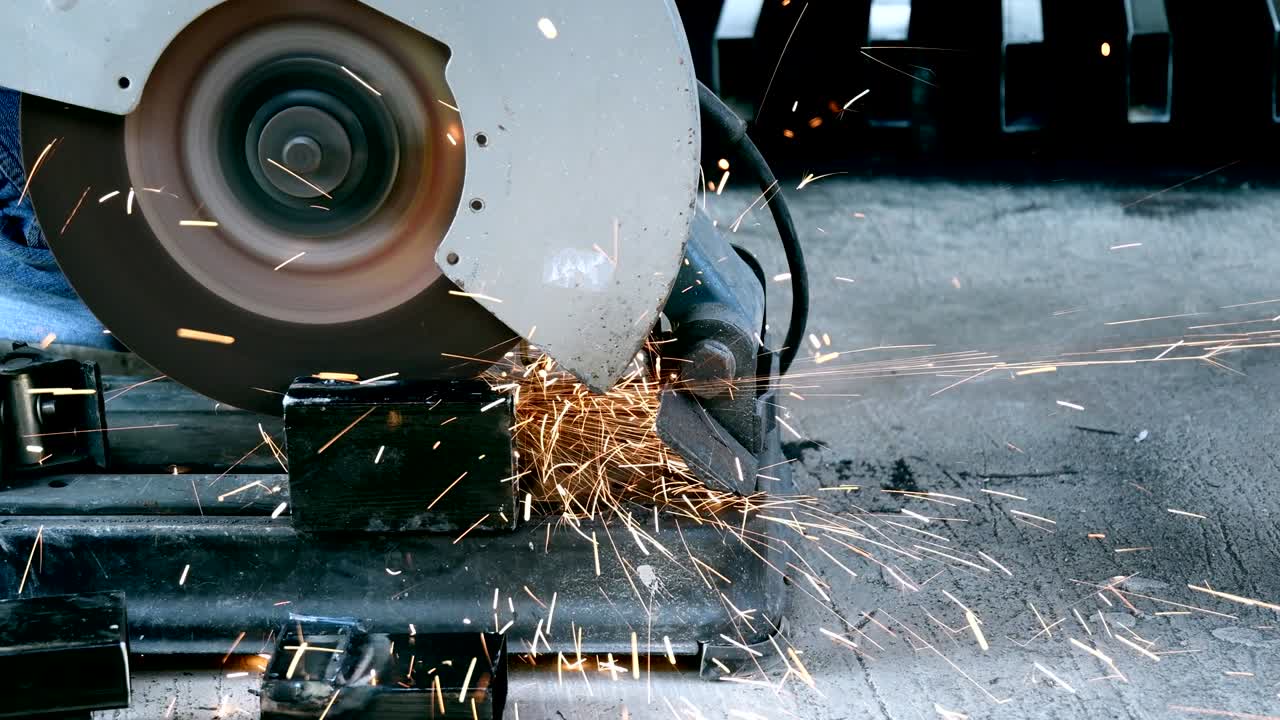 철 파이프에 바를 을 때 기계에서 스파크 스트림으로 강철을 절단 - 4k