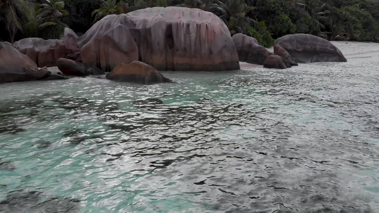 anse source d'argent, la digue, seychelles의 공중 전망은 해변에 사람이 없는 이른 아침 시간에 촬영되었습니다.