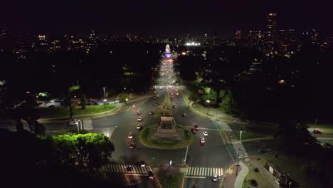 vista aerea del monumento urquiza en la noche con la avenida principal con trafico constante de vehiculos, palermo, buenos aires, argentina