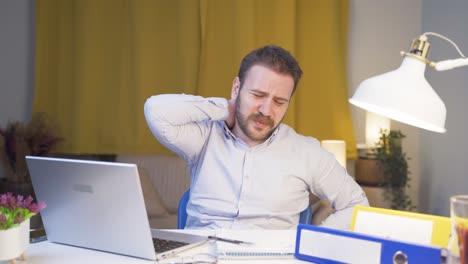 Der-Mann,-Der-Im-Homeoffice-Arbeitet,-Hat-Nackenschmerzen.