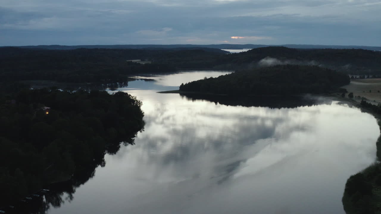 일몰 동안 아름다운 반사와 함께 큰 호수 위에 4k 드론 샷