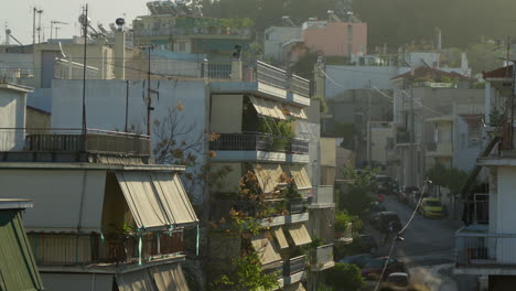 escena urbana con balcones de apartamentos y una calle tranquila