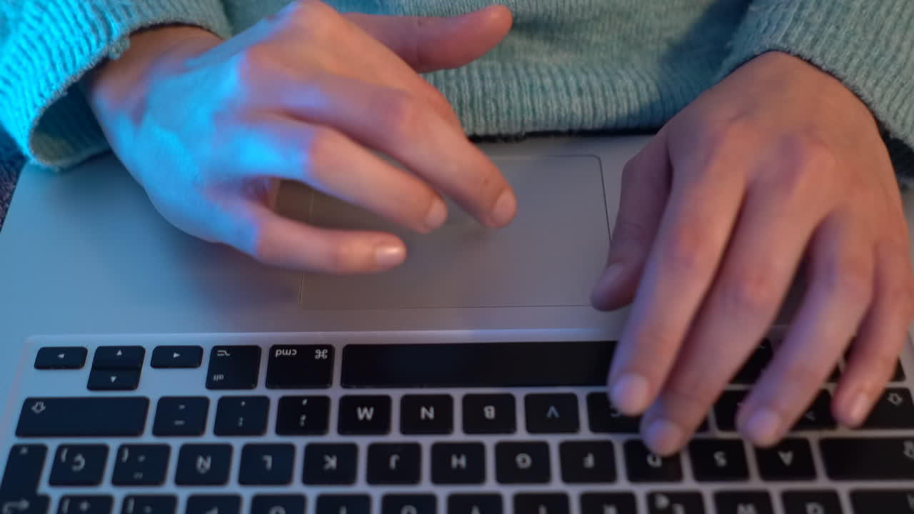 realizar consultas en línea con la computadora por la noche