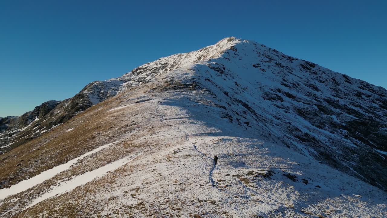 caminante en la cresta nevada de las tierras altas de escocia munros sgurr mor glen kingie