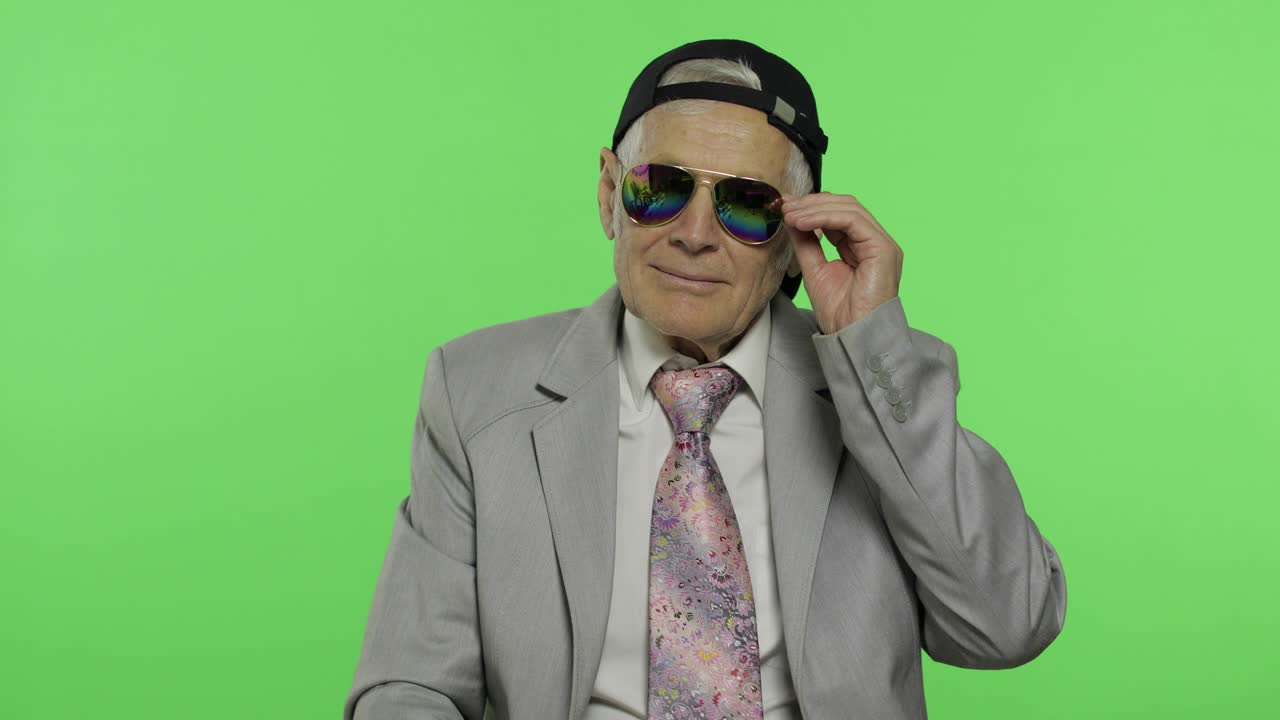 선글라스와 모자를 입은 웃긴 노인 사업가. 은이가 눈살을 푸린다.