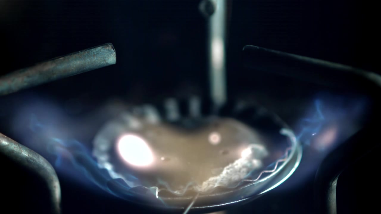 Gasblus antændes med blå flammer i slowmotion