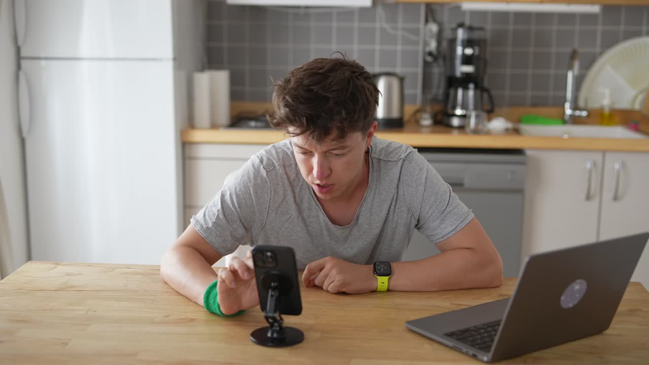 부에서 비디오 통화를 하는 남자