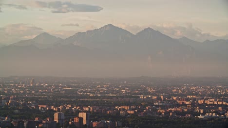 montaña neblinosa gringe con paisaje urbano de milán, vista desde arriba