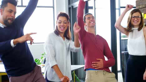 ejecutivos de negocios bailando en la oficina