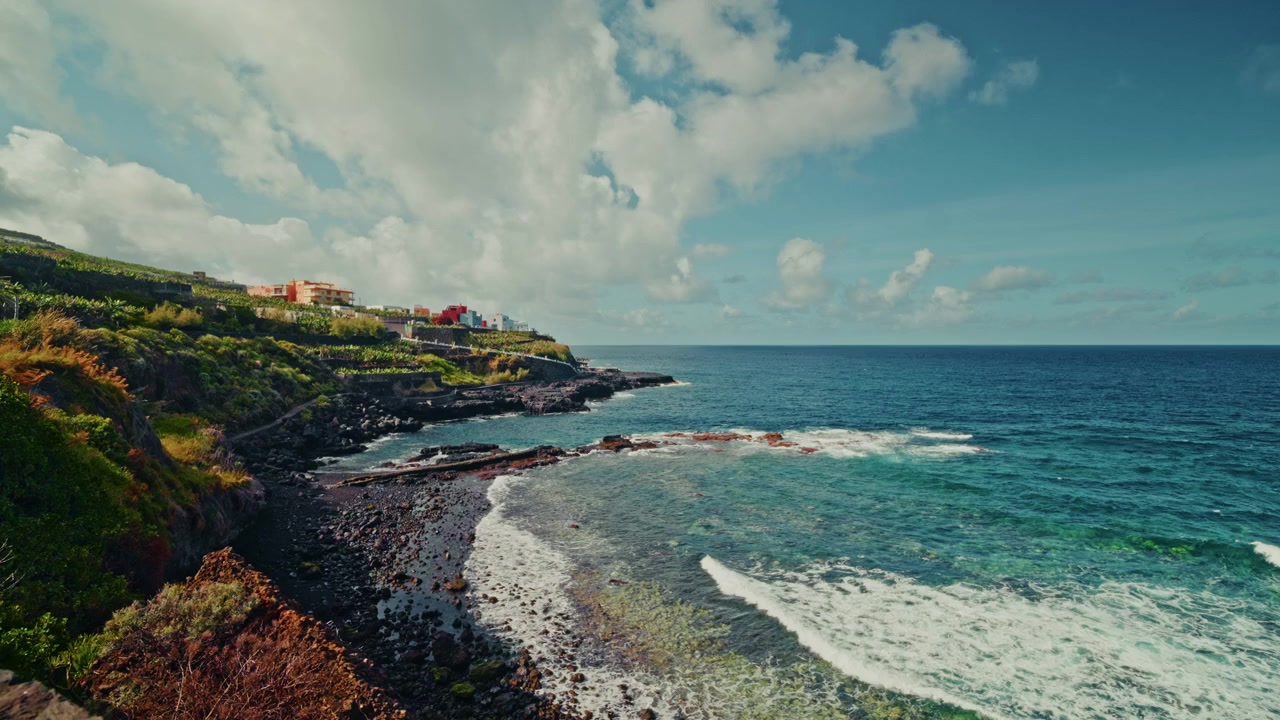 Ampia vista della costa rocciosa a La Palma, Isole Canarie. Vista dell'oceano turchese e della spiaggia vulcanica rocciosa.