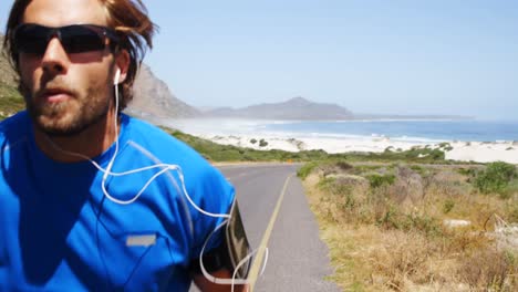 Triathlet-Joggt-Auf-Der-Landstraße