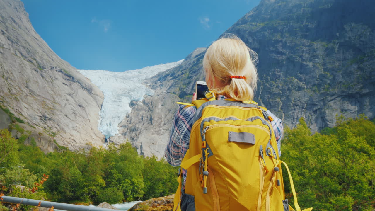 turistfotograferna den berömda briksdal-glaciären i norge resa genom de nordiska länderna c
