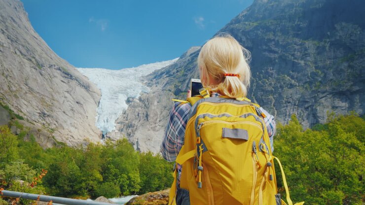 Der Tourist fotografiert den berühmten Briksdal-Gletscher in Norwegen. Eine Reise durch die nordischen Länder.