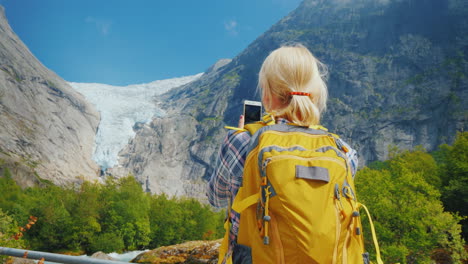 Der-Tourist-Fotografiert-Den-Berühmten-Briksdal-Gletscher-In-Norwegen-Reise-Durch-Die-Nordischen-Länder-C