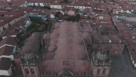 4K-Drohnenaufnahmen-Aus-Der-Luft-Am-Tag,-Die-Die-Hauptkathedrale-Von-Der-Plaza-De-Armas-In-Cusco,-Peru,-Während-Der-Sperrung-Durch-Das-Coronavirus-Zeigen