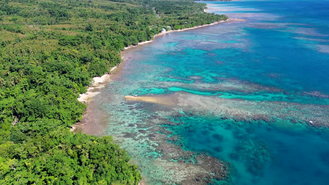 Drone aereo: viaggio verso meta di vacanza, sito di snorkeling Top Rock, barriera corallina cristallina nella costa di Port Vila, Efate, Isole del Pacifico, Vanuatu, turismo e viaggi 4K