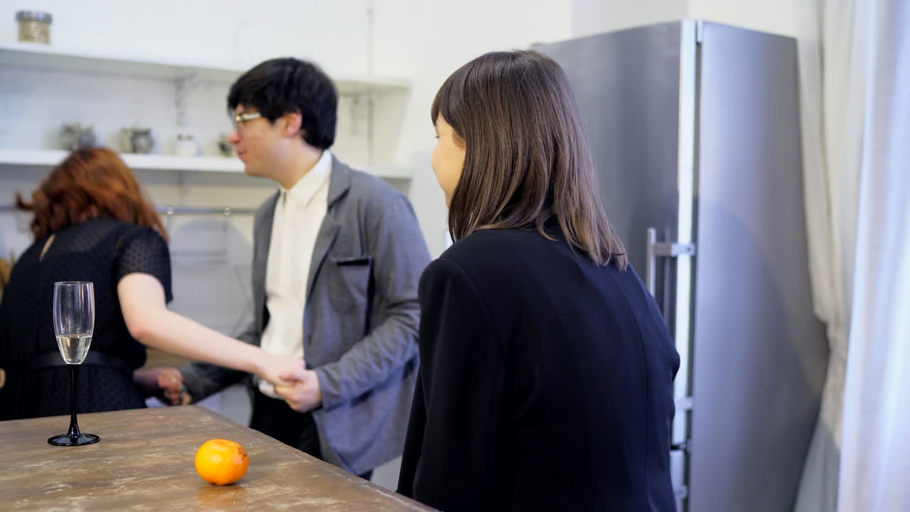 친구 들 이 부 에서 축하 하고 있다