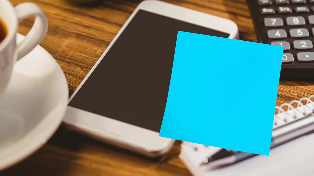 animación de nota de memorando con espacio de copia sobre el teléfono inteligente en el escritorio