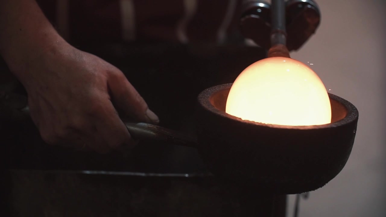 Artesão Habilidoso Moldando Esfera de Vidro Fundido Incandescente