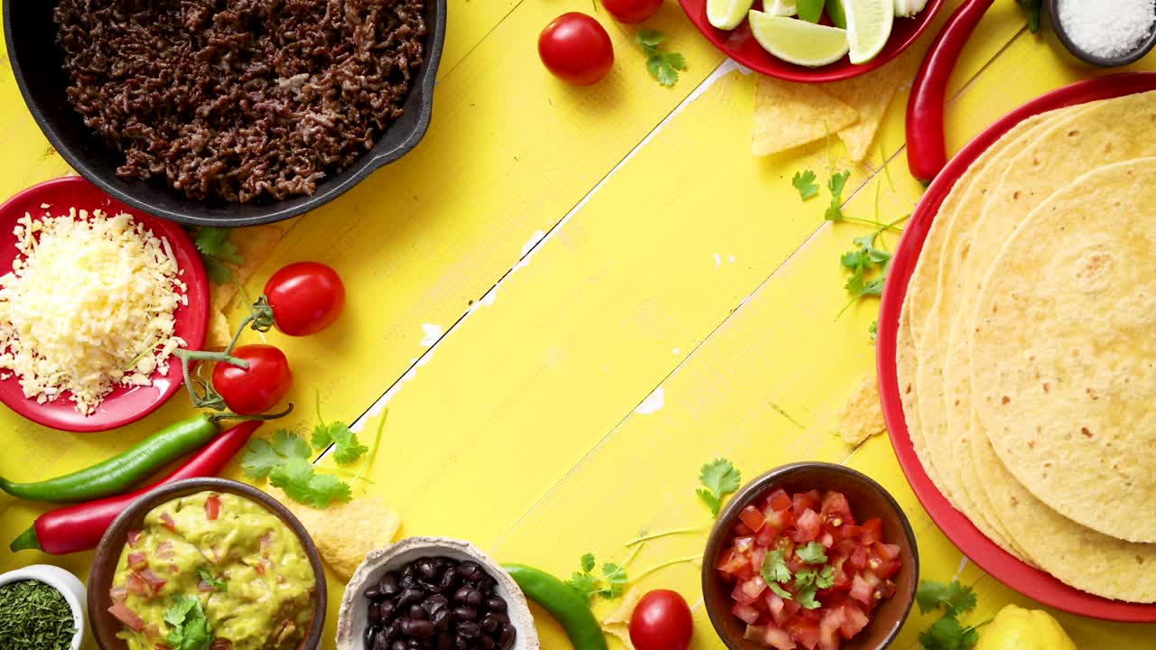 deliciosos ingredientes de chili con carne esperando ser preparados