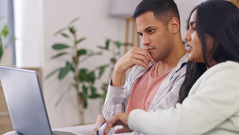 pareja en el sofá con computadora portátil