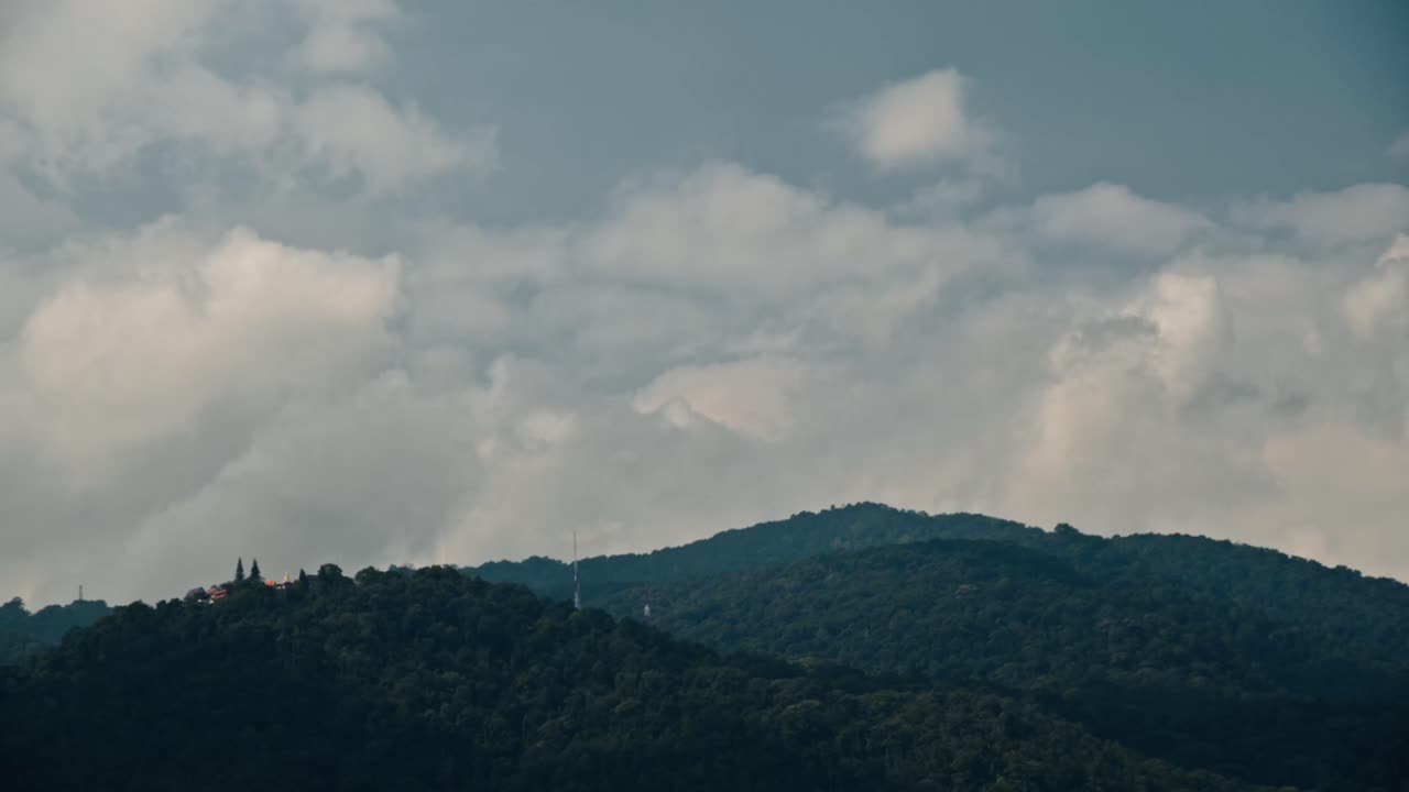 구름이 가득한 산악 풍경