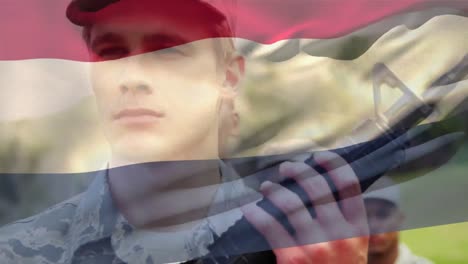 Animation-Der-Flagge-Der-Niederlande-über-Einem-Kaukasischen-Männlichen-Soldaten