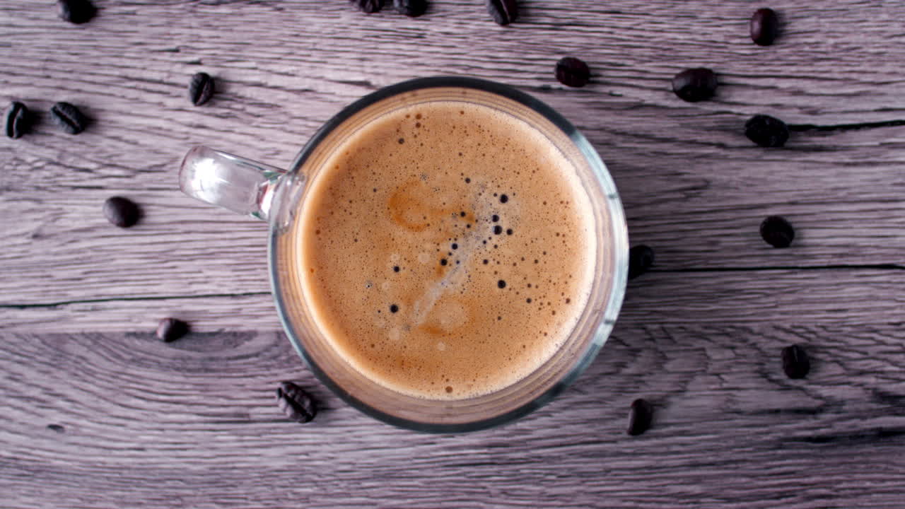 una taza de café fresco vista desde arriba