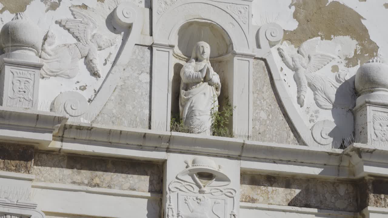 Vista dettagliata di una figura religiosa sulla facciata dell'Igreja da Misericórdia.