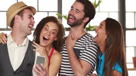 amigos hipsters felices tomando una selfie juntos