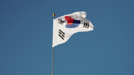 la bandera de la república de corea del sur ondea en el fondo del cielo en un asta de bandera