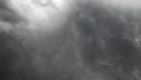 un relámpago brilló y hubo una tormenta en el cielo oscuro