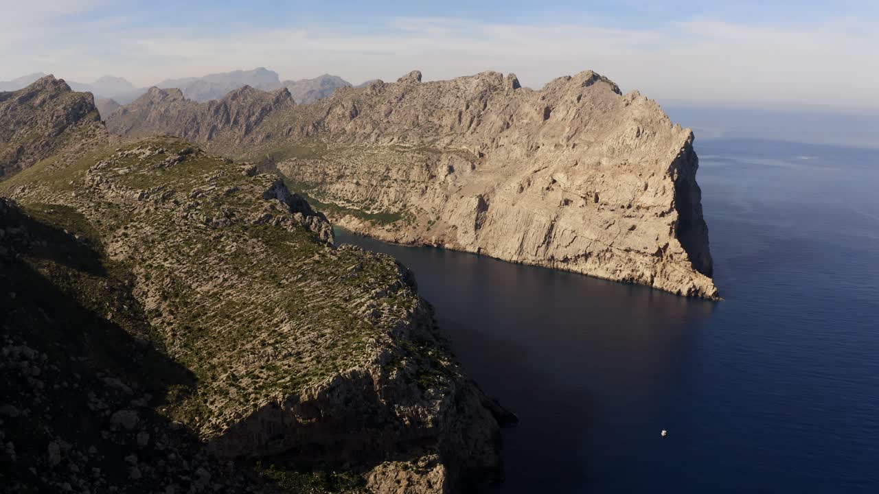 Ripresa con drone della costa e delle scogliere di Maiorca, Spagna.