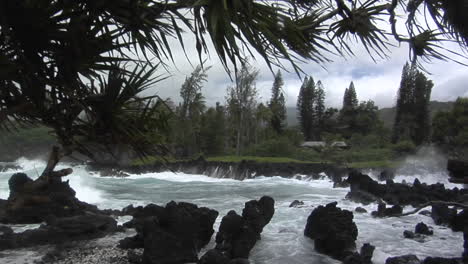 Una-Gran-Tormenta-Del-Pacífico-Golpea-Hawaii-Con-Grandes-Olas-7