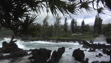 una gran tormenta del pacífico azota hawaii con grandes olas 7