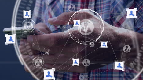 animación de iconos y círculos conectados sobre el hombre caucásico desplazándose en el teléfono inteligente
