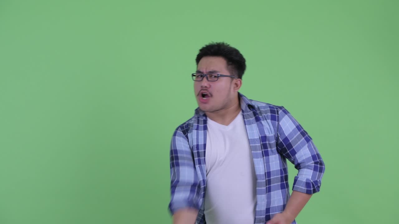 멋진 젊은 과체중 아시아 스터 남자