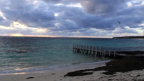 cielos azules y grises de mal humor sobre la playa de arena de abajo