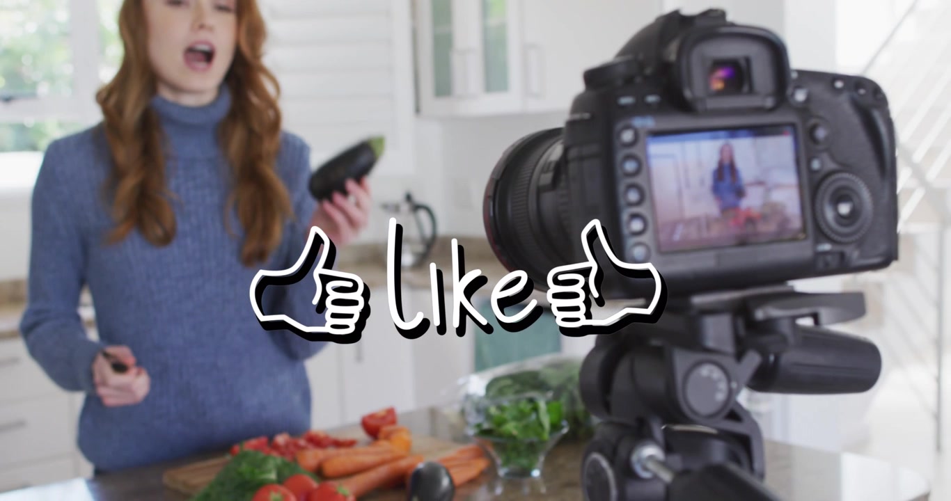 Animación de texto 'me gusta' sobre una mujer caucásica cocinando, haciendo un vlog con una cámara