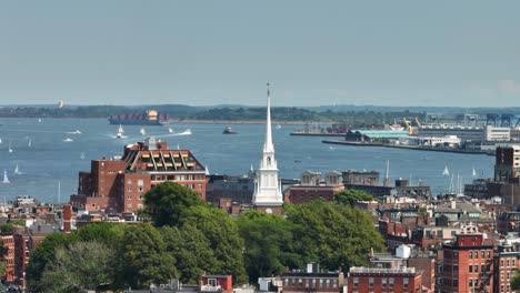 Toma-Aérea-De-La-Antigua-Iglesia-Del-Norte-En-Massachusetts,-El-Punto-De-Partida-Del-Histórico-Paseo-De-Paul-Revere.