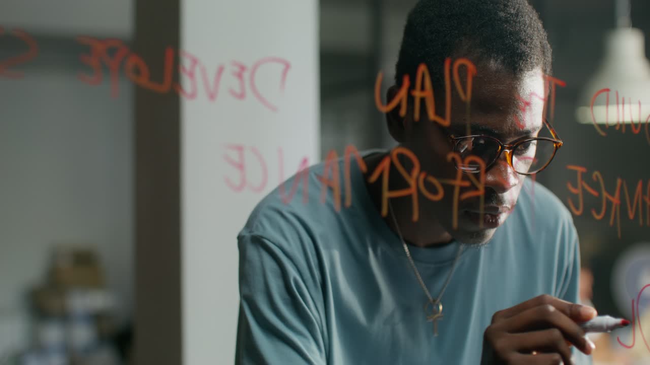 hombre centrado en la lluvia de ideas sobre el vidrio