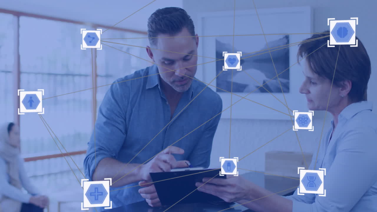 conexiones de red y animación de procesamiento de datos sobre personas que discuten con tableta