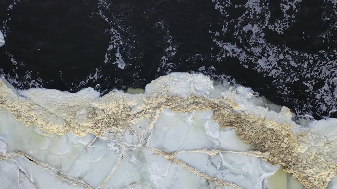 замороженная река с льдом и пенью.