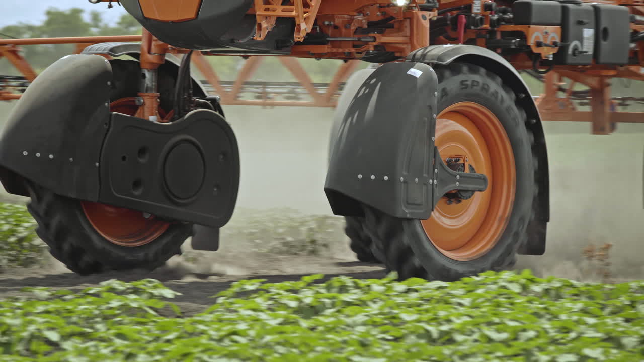 maquinaria agrícola para plantas de polinización que se mueven en el campo. máquina de pulverización