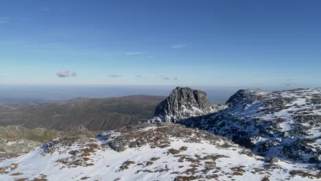 Volando-Sobre-Las-Montañas-En-Invierno