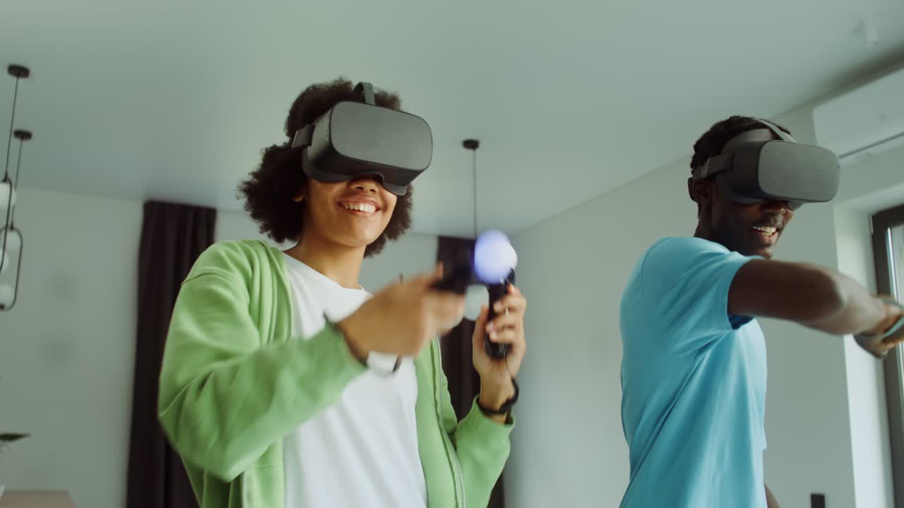 pareja experimentando juegos de realidad virtual en casa
