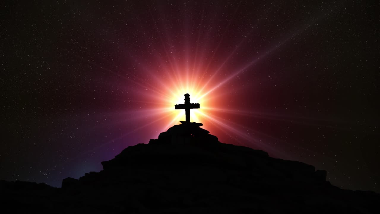 밤에 별 배경에 대한 산 꼭대기의 실루엣 교차 기둥과 광학 플레어 광선