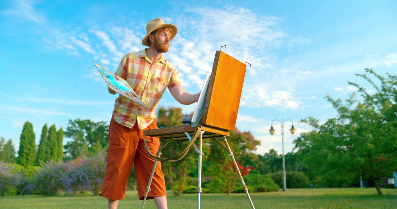 晴れた公園で風景画を描くクリエイティブなアーティスト