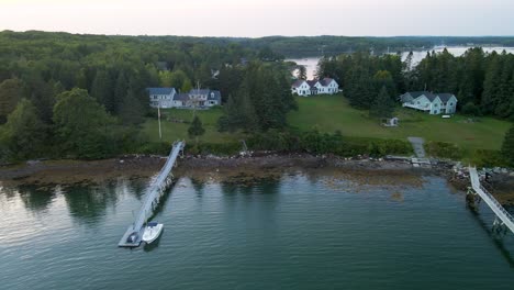 沿著海邊的風景豪宅在梅恩州佩諾布斯科特灣 (penobscot bay) |空中<unk>景晚上 |2021年夏天